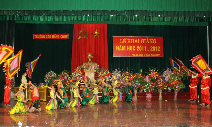 Chương trình được bắt đầu bằng tiết mục múa Dòng máu Lạc Hồng do Tập thể nam nữ Đại đội 1 biểu diễn