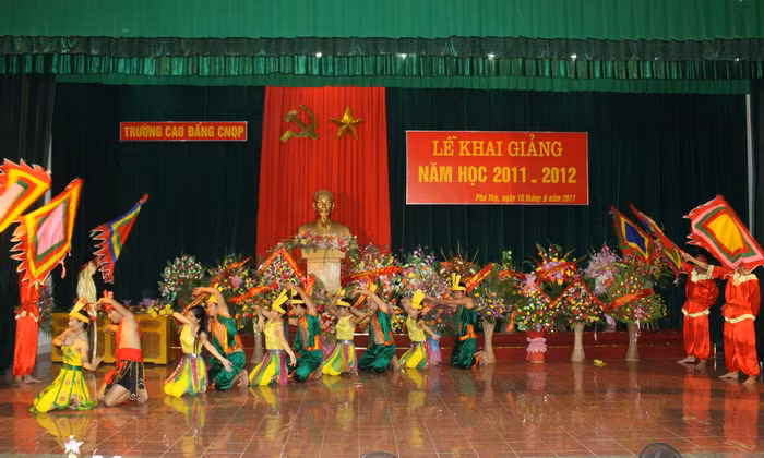 Chương trình được bắt đầu bằng tiết mục múa Dòng máu Lạc Hồng do Tập thể nam nữ Đại đội 1 biểu diễn