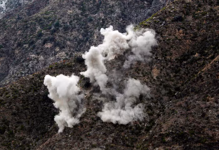 Bom nổ sau khi được thả xuống từ máy bay của Mỹ.