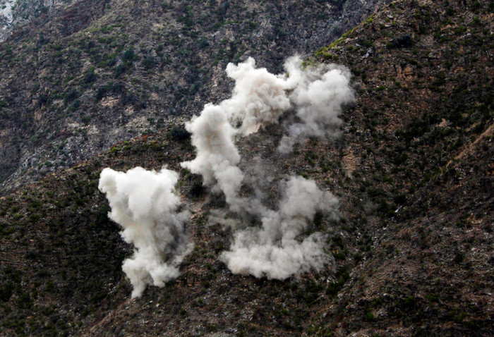 Bom nổ sau khi được thả xuống từ máy bay của Mỹ. Bom nổ sau khi được thả xuống từ máy bay của Mỹ.