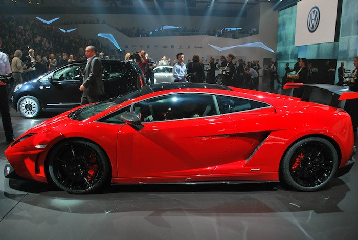 Xe có toàn bộ thân được sơn màu đỏ Rosso Mars, ngoại trừ đuôi cắt gió, mui xe, hai gương chiếu hậu, vành xe và hốc hút gió phía trước.