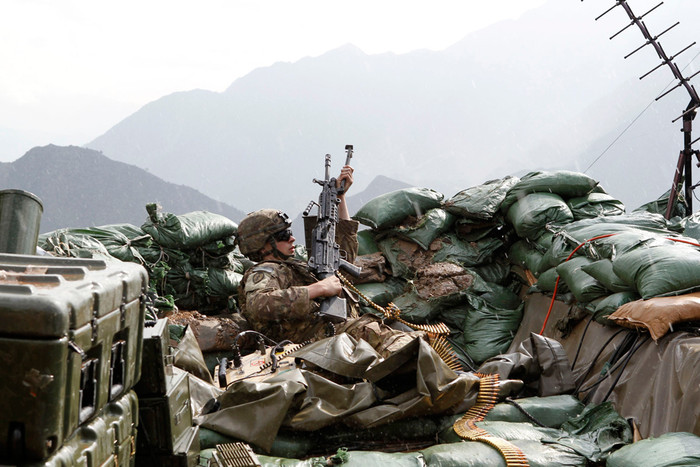 Một binh sĩ Mỹ đang bắn yểm trợ trong cuộc đấu súng với phiến quân Taliban ở tiền đồn Bari Alai, quận Ghaziabad, tỉnh Kunar, 15/09/2011. Một binh sĩ Mỹ đang bắn yểm trợ trong cuộc đấu súng với phiến quân Taliban ở tiền đồn Bari Alai, quận Ghaziabad, tỉnh Kunar, 15/09/2011.