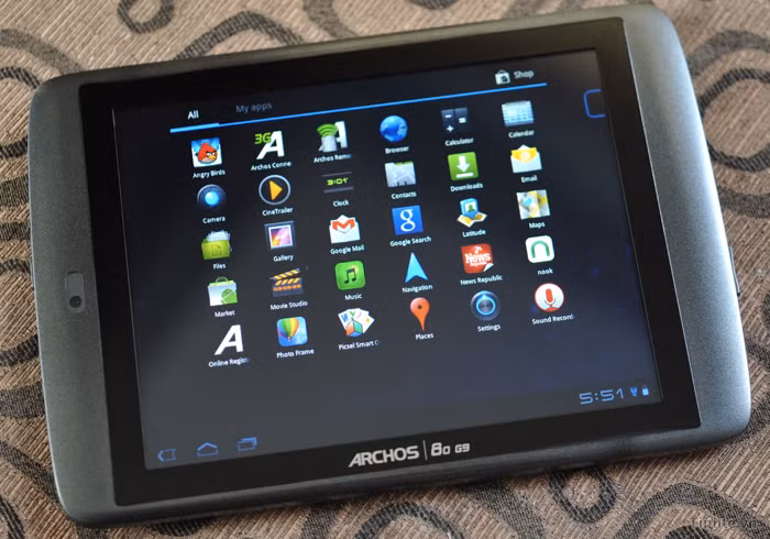 Màn hình G9 là loại sử dụng công nghệ cảm ứng điện dung đa điểm. Nó khá nhạy nhưng không thật cứng như những sản phẩm dùng kính cường lực, bạn vẫn cảm thấy màn hình hơi lún nhẹ khi ta chạm vào. Ngoài ra, để giúp máy hiển thị tốt hơn ngoài nắng thì Archos đã chế tạo mặt trên màn hình không phẳng hoàn toàn so với viền, bạn sẽ không thấy nó phẳng lỳ như những sản phẩm khác. 80 G9 cũng nằm trong số hiếm hoi những tablet sử dụng màn hình với tỷ lệ 4:3 (1024 x 768) nên máy sẽ hơi bè ra xung quanh. Tỷ lệ này hơi khó chịu khi xem phim nhưng dùng để đọc sách thì thật tuyệt. Chất lượng hiển thị của G9 là tốt, màn hình trong và khá đẹp, màu sắc không rực rỡ và góc nhìn trung bình. Nhìn chung, ở tầm giá dưới 7 triệu thì đây là 1 màn hình không thể tuyệt vời hơn.