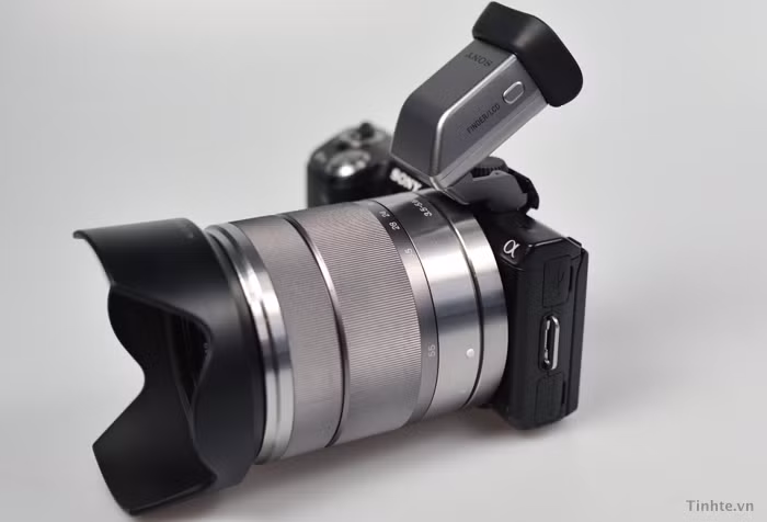 Cạnh trái ta có nút chuyển giữa EVF và LCD