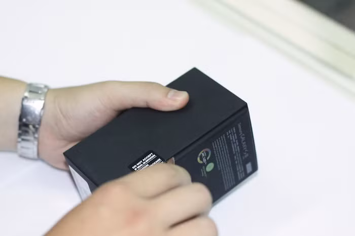 Tai nghe kèm theo máy của S2 trắng cũng màu trắng. Bản này là bản quốc tế nên nó không có ăng ten bắt TV giống như bản màu trắng bán ở thị trường Hàn Quốc mà chúng ta thấy trước đây.