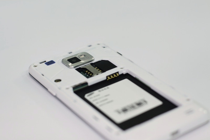 Khe SIM ngay dưới Camera Khe SIM ngay dưới Camera