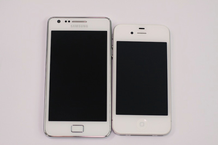 Để cạnh iPhone. Galaxy S khác ở viền kim loại xung quanh Để cạnh iPhone. Galaxy S khác ở viền kim loại xung quanh