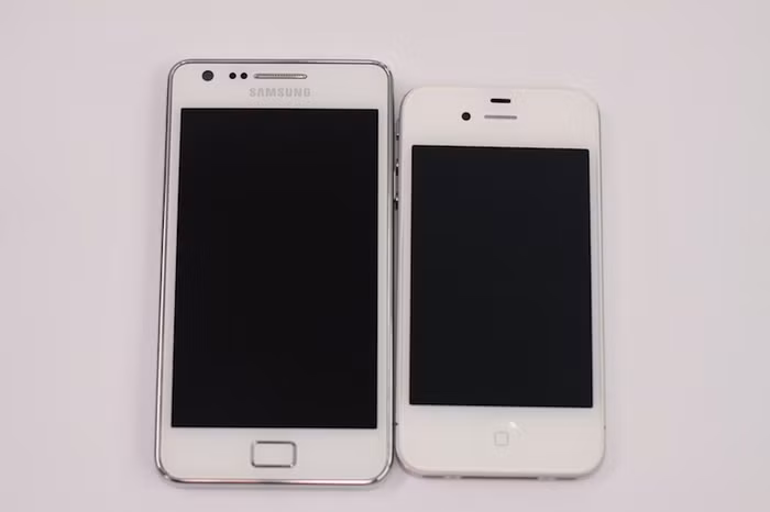 Để cạnh iPhone. Galaxy S khác ở viền kim loại xung quanh