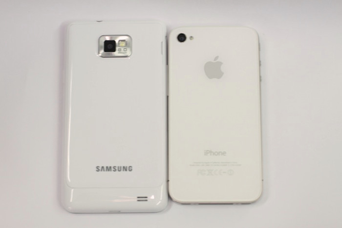 Mặt lưng: màu trắng của S2 và iPhone 4 là khác nhau. Màu trắng của S2 gọi là ceramic white, nó trắng bóng khác với màu trắng hơi ám vàng của iphone 4.trong ảnh có thể nhìn không rõ nhưng bên ngoài nhìn khác nhau lắm Mặt lưng: màu trắng của S2 và iPhone 4 là khác nhau. Màu trắng của S2 gọi là ceramic white, nó trắng bóng khác với màu trắng hơi ám vàng của iphone 4.trong ảnh có thể nhìn không rõ nhưng bên ngoài nhìn khác nhau lắm