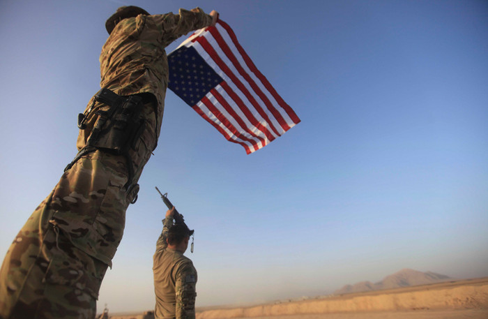 Trung sĩ Daniel Chavez, một nhân viên cứu thương trên máy bay quân đội, giơ cao cây súng trong lúc người đồng đội David Bibb, vẫy lá cờ Mỹ để kỷ niệm 10 năm vụ khủng bố 11/09, ở căn cứ quân sự Edi, tỉnh Helmand, Nam Afghanistan, 11/09/2011. Trung sĩ Daniel Chavez, một nhân viên cứu thương trên máy bay quân đội, giơ cao cây súng trong lúc người đồng đội David Bibb, vẫy lá cờ Mỹ để kỷ niệm 10 năm vụ khủng bố 11/09, ở căn cứ quân sự Edi, tỉnh Helmand, Nam Afghanistan, 11/09/2011.