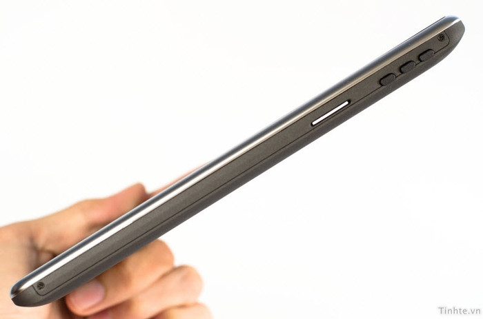 Mặt trái có phím nguồn, 2 phím chỉnh âm lượng và khe cắm SIM Mặt trái có phím nguồn, 2 phím chỉnh âm lượng và khe cắm SIM