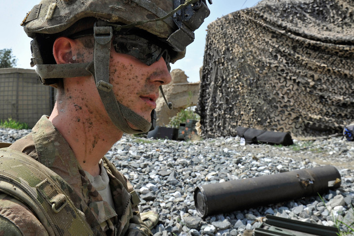 Gương mặt dính đầy bùn đất của Gart Kamon, một chuyên gia của quân đội Mỹ, anh là một phần trong nỗ lực hợp tác giúp lực lượng quân đội Afghanistan giành quyền kiểm soát ở tỉnh Kunar. Gương mặt dính đầy bùn đất của Gart Kamon, một chuyên gia của quân đội Mỹ, anh là một phần trong nỗ lực hợp tác giúp lực lượng quân đội Afghanistan giành quyền kiểm soát ở tỉnh Kunar.