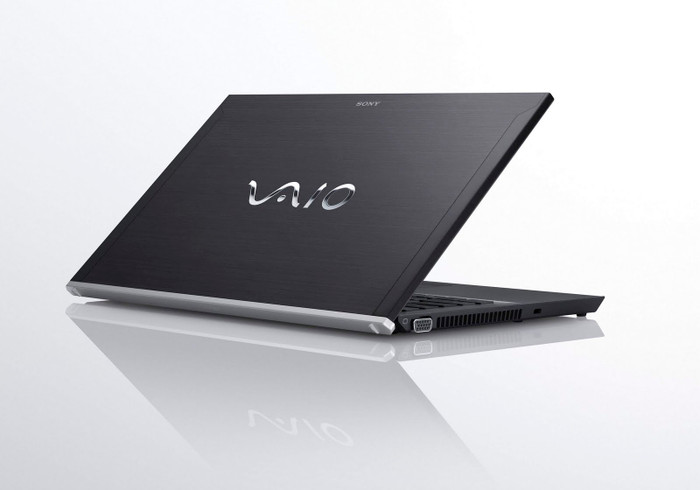Sony VAIO Z Sony VAIO Z siêu cao cấp có trọng lượng 2,6 kg, chỉ dày 0,65 inch, vi xử lý Core i7. Thiết bị này có giá 2000 USD, nhưng kèm cả đế Media Dock có đồ họa AMD Radeon HD 6550M, ổ đĩa Blu-ray và hỗ trợ tới ba màn hình bên ngoài.