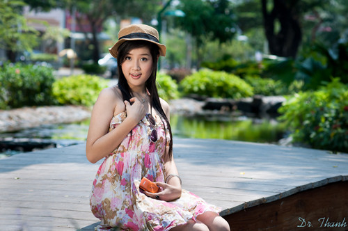 Sử dụng ánh sáng tốt sẽ giúp: - Khuôn mặt sáng một cách tự nhiên, ánh sáng có hướng chứ không bị bẹt. - Các đường viền cơ thể nổi bật trên nền hậu cảnh sẫm, nhất là mái tóc, thường hay gọi là lên ven (edge light) - Mắt có điểm bắt sáng (catch light) tạo cảm giác mắt tròn, long lanh và ướt (Hắt sáng ở vị trí 10h cho bóng đổ và điểm sáng trong mắt tự nhiên)