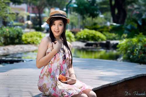 Sử dụng ánh sáng tốt sẽ giúp: - Khuôn mặt sáng một cách tự nhiên, ánh sáng có hướng chứ không bị bẹt. - Các đường viền cơ thể nổi bật trên nền hậu cảnh sẫm, nhất là mái tóc, thường hay gọi là lên ven (edge light) - Mắt có điểm bắt sáng (catch light) tạo cảm giác mắt tròn, long lanh và ướt (Hắt sáng ở vị trí 10h cho bóng đổ và điểm sáng trong mắt tự nhiên) Sử dụng ánh sáng tốt sẽ giúp: - Khuôn mặt sáng một cách tự nhiên, ánh sáng có hướng chứ không bị bẹt. - Các đường viền cơ thể nổi bật trên nền hậu cảnh sẫm, nhất là mái tóc, thường hay gọi là lên ven (edge light) - Mắt có điểm bắt sáng (catch light) tạo cảm giác mắt tròn, long lanh và ướt (Hắt sáng ở vị trí 10h cho bóng đổ và điểm sáng trong mắt tự nhiên)