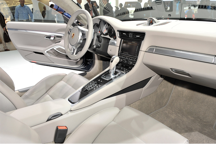 Được biết, khi chạy ở chế độ sang số tự động, 911 Carrera S 2012 tăng tốc từ 0 lên 100 km/h mất 4,3 giây, nhanh hơn người tiền nhiệm 0,2 giây. Đặc biệt, nếu muốn tốc độ tốt hơn, người mua có thể lựa chọn gói nâng cấp Sport Plus cho xe. Lúc đó, hãng sản xuất sẽ gắn thêm một nút tăng tốc mà khi kích hoạt, thời gian lên 100 km/h giảm xuống còn 4,1 giây. (911 Carrera tăng từ 0 lên 100 km/h trong 4,6 giây, nhanh hơn phiên bản cũ 0,1 giây, kích hoạt Sport Plus thì giảm còn 4,4 giây) Được biết, khi chạy ở chế độ sang số tự động, 911 Carrera S 2012 tăng tốc từ 0 lên 100 km/h mất 4,3 giây, nhanh hơn người tiền nhiệm 0,2 giây. Đặc biệt, nếu muốn tốc độ tốt hơn, người mua có thể lựa chọn gói nâng cấp Sport Plus cho xe. Lúc đó, hãng sản xuất sẽ gắn thêm một nút tăng tốc mà khi kích hoạt, thời gian lên 100 km/h giảm xuống còn 4,1 giây. (911 Carrera tăng từ 0 lên 100 km/h trong 4,6 giây, nhanh hơn phiên bản cũ 0,1 giây, kích hoạt Sport Plus thì giảm còn 4,4 giây)