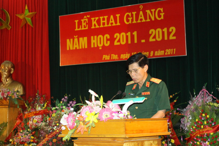 Thiếu tướng Lê Khương Mẽ - Phó Chính ủy Tổng cục Công nghiệp Quốc phòng đánh giá cao sự đóng góp của trường cao đẳng CNQP trong công tác đào tạo trong gần 60 năm qua