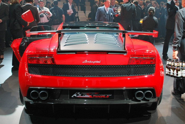 Có thể người dùng sẽ ngạc nhiên vì lớp sơn đỏ mà Lamborghini phủ lên Gallardo Super Trofeo Stradale nhưng đây là lời tri ân của hãng dành cho các giải đua xe của đất nước hình chiếc ủng.