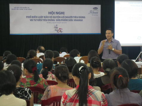 Ông Phạm Lê Thái – Quản lý Nhãn hiệu cấp cao, Cty CP sữa Việt Nam Vinamilk tư vấn cho người tiêu dùng về cách bảo quản sản phẩm sữa chua Vinamilk