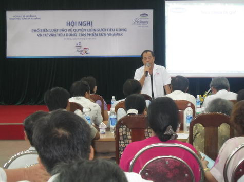 Tiến sỹ-Bác sỹ-Chuyên gia dinh dưỡng Nguyễn Hữu Toản đã tư vấn cho người tiêu dùng tại Đà Nẵng hiểu rõ hơn về chất “Probiotics trong sữa chua và tác dụng của nó đối với sức khỏe”