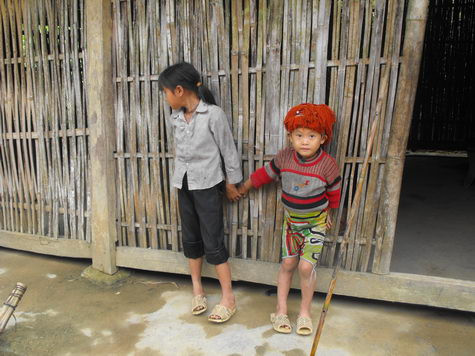 Xen những tấm gỗ là tường đan phên đã gần mục nát Xen những tấm gỗ là tường đan phên đã gần mục nát