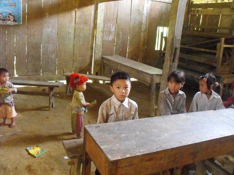 Nền đất là nơi vui chơi của lớp mầm non Nền đất là nơi vui chơi của lớp mầm non