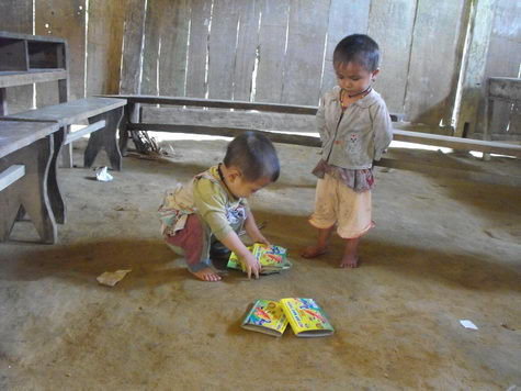 Đồ chơi của các em là những hộp bút màu bỏ đi, không còn bút bên trong Đồ chơi của các em là những hộp bút màu bỏ đi, không còn bút bên trong