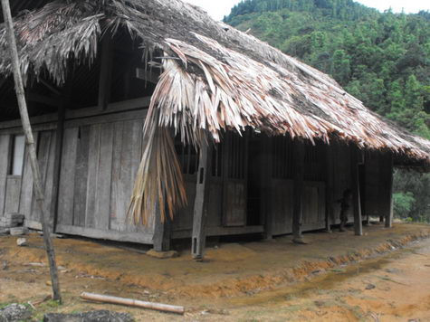 Cảnh nghèo xơ xác lớp học trường tiểu học Quang Minh Cảnh nghèo xơ xác lớp học trường tiểu học Quang Minh