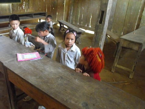 Không những nghèo mà bàn học còn quá cao so với trẻ Không những nghèo mà bàn học còn quá cao so với trẻ