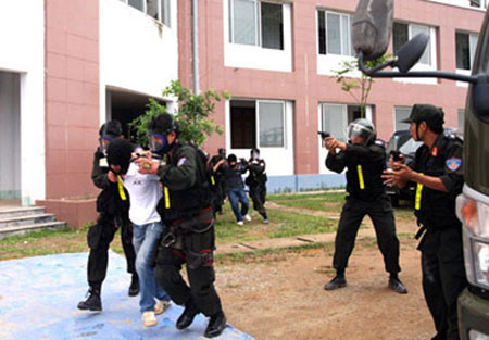 Diễn tập bắt khủng bố. Ảnh: Báo Phú Thọ