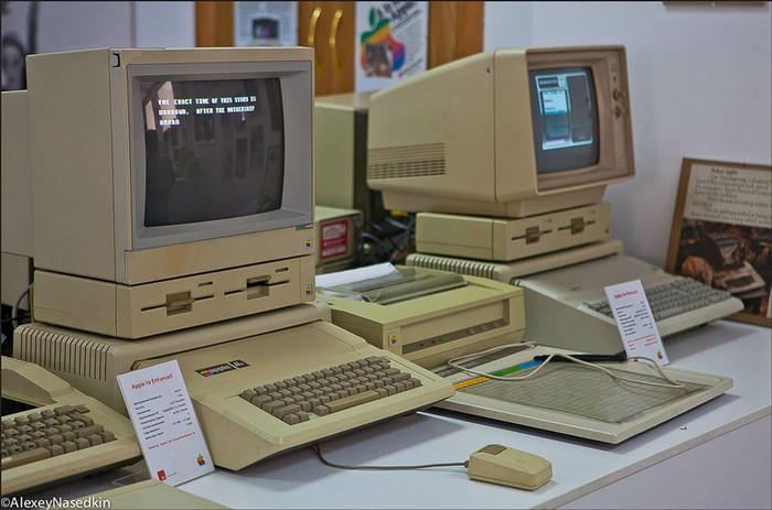 Máy tính Apple II 1977. Tốc độ xử lý 1 MHz, Bộ nhớ 4 Kb, Hệ điều hành ОС Apple DOS