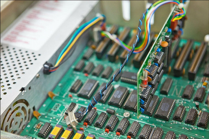 Bo mạch máy tính Apple II 1977. Tốc độ xử lý 1 MHz, Bộ nhớ 4 Kb, Hệ điều hành ОС Apple DOS