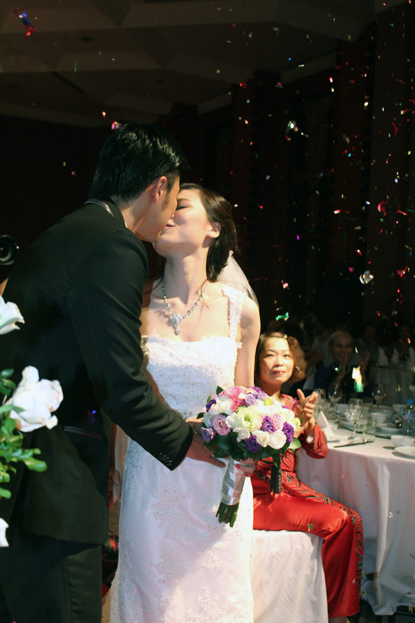 Khoảnh khắc tình cảm của cả hai trong đám cưới Khoảnh khắc tình cảm của cả hai trong đám cưới