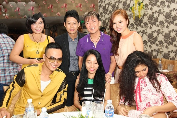 Trưa 7/8, Đàm Vĩnh Hưng đã tổ chức buổi tiệc ăn mừng thành công của liveshow Số Phận và nhân dịp này, nam ca sỹ chính thức giới thiệu Album Góc Khuất đến với khán giả. Trưa 7/8, Đàm Vĩnh Hưng đã tổ chức buổi tiệc ăn mừng thành công của liveshow Số Phận và nhân dịp này, nam ca sỹ chính thức giới thiệu Album Góc Khuất đến với khán giả.