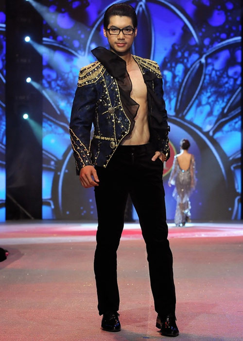 Những màn khiêu vũ quyến rũ cùng những chiếc lắc hông dẻo như mật quyện của Trương Nam Thành đã làm không ít trái tim phái đẹp phải run rẩy Những màn khiêu vũ quyến rũ cùng những chiếc lắc hông dẻo như mật quyện của Trương Nam Thành đã làm không ít trái tim phái đẹp phải run rẩy