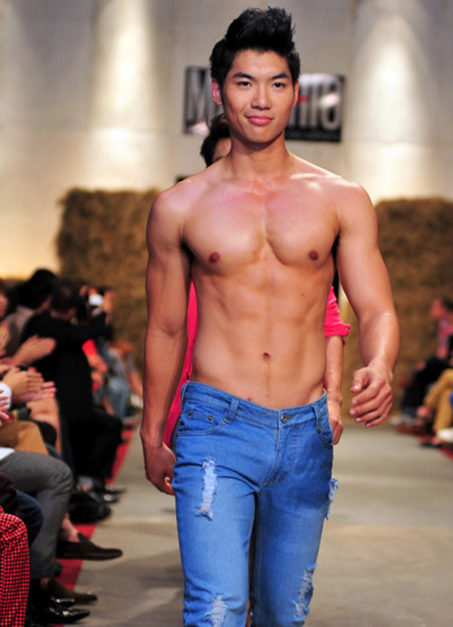 Giành giải Á vương 3 tại cuộc thi Manhunt International, đang là cái tên gây được sự chú ý và sự yêu mến của khán giả tại cuộc thi Bước nhảy Hoàn vũ 2012, chàng trai trẻ 21 tuổi Trương Nam Thành đang có trong tay một con đường sự nghiệp thênh thang, rộng mở và thuận lợi hơn rất nhiều so với những bạn bè người mẫu mới bước vào nghề người mẫu như mình. Giành giải Á vương 3 tại cuộc thi Manhunt International, đang là cái tên gây được sự chú ý và sự yêu mến của khán giả tại cuộc thi Bước nhảy Hoàn vũ 2012, chàng trai trẻ 21 tuổi Trương Nam Thành đang có trong tay một con đường sự nghiệp thênh thang, rộng mở và thuận lợi hơn rất nhiều so với những bạn bè người mẫu mới bước vào nghề người mẫu như mình.