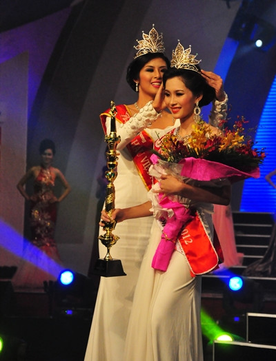 "Tôi ăn cơm bụi và sống trong căn phòng tồi tàn thuê sáu trăm nghìn một tháng. Có người bảo: “Xinh đẹp thì tội gì cực vậy, chỉ cần yêu một đại gia sẽ tiêu xài xả láng, ở biệt thự, có xe đưa rước. Từ nhỏ, tôi đã được ba mẹ giáo dục cẩn thận. Tôi sống quanh những người chỉ nhận những thứ làm bằng công sức của họ. Tôi thích câu thơ: Bàn tay ta làm nên tất cả/Có sức người sỏi đá cũng thành cơm". "Tôi ăn cơm bụi và sống trong căn phòng tồi tàn thuê sáu trăm nghìn một tháng. Có người bảo: “Xinh đẹp thì tội gì cực vậy, chỉ cần yêu một đại gia sẽ tiêu xài xả láng, ở biệt thự, có xe đưa rước. Từ nhỏ, tôi đã được ba mẹ giáo dục cẩn thận. Tôi sống quanh những người chỉ nhận những thứ làm bằng công sức của họ. Tôi thích câu thơ: Bàn tay ta làm nên tất cả/Có sức người sỏi đá cũng thành cơm".