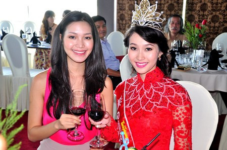 "Tôi rất thích vẻ đẹp của Vương Thu Phương cũng như sự thân thiện của chị ấy. Tuy nhiên, trong một cuộc thi có rất nhiều việc xảy mà chị không nằm trong thành phần ban tổ chức và ban giám khảo của cuộc thi cho nên tôi không nắm rõ vụ việc như thế nào. Mọi chuyện là do ban giám khảo và ban tổ chức quyết định. Tôi tôn trọng quyết định đó." "Tôi rất thích vẻ đẹp của Vương Thu Phương cũng như sự thân thiện của chị ấy. Tuy nhiên, trong một cuộc thi có rất nhiều việc xảy mà chị không nằm trong thành phần ban tổ chức và ban giám khảo của cuộc thi cho nên tôi không nắm rõ vụ việc như thế nào. Mọi chuyện là do ban giám khảo và ban tổ chức quyết định. Tôi tôn trọng quyết định đó."