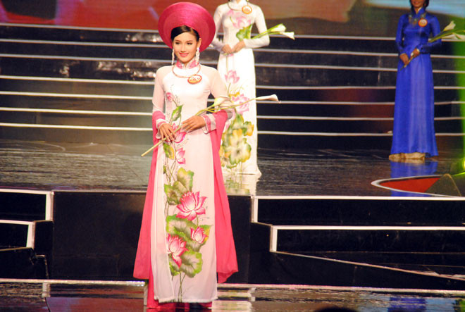 "Về Giải thưởng vật chất, em sẽ trích 40% tiền thưởng để làm từ thiện, không chỉ một chỗ, mà em sẽ chia đều cho nhiều nơi như quê hương Bạc Liêu, TP. Cần Thơ - nơi em đang sinh sống và học tập". "Về Giải thưởng vật chất, em sẽ trích 40% tiền thưởng để làm từ thiện, không chỉ một chỗ, mà em sẽ chia đều cho nhiều nơi như quê hương Bạc Liêu, TP. Cần Thơ - nơi em đang sinh sống và học tập".