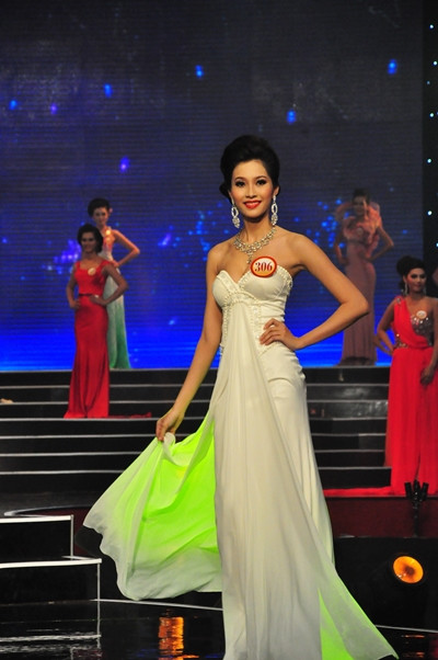 "Tôi không chối bỏ việc mình đã đề cập đến tấm gương của Hoa hậu Mai Phương Thúy. Tôi chỉ xin nói rõ là tôi muốn đi theo con đường hoạt động từ thiện bền bỉ của chị Thúy chứ không phải là một bản sao của chị ấy. Mà tôi nghĩ rằng, con người không ai thích có một bản sao và ngay cả tôi, tôi cũng không thich điều đó". "Tôi không chối bỏ việc mình đã đề cập đến tấm gương của Hoa hậu Mai Phương Thúy. Tôi chỉ xin nói rõ là tôi muốn đi theo con đường hoạt động từ thiện bền bỉ của chị Thúy chứ không phải là một bản sao của chị ấy. Mà tôi nghĩ rằng, con người không ai thích có một bản sao và ngay cả tôi, tôi cũng không thich điều đó".