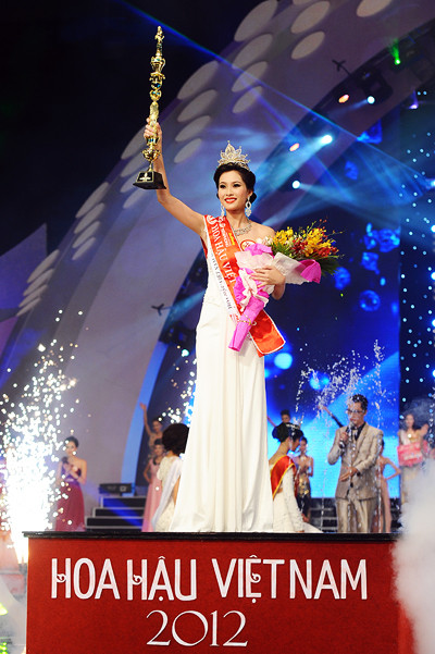 "Vì hoàn cảnh khó khăn, quyết định lên Cần Thơ, em đã đi làm thêm nghề pha chế trong quán café. Nhờ công việc này mà em có tiền tích lũy để trang trải cho việc học. Ban đầu mẹ em không cho nhưng em đã quyết tâm và khẳng định mình để cha mẹ yên lòng, tin tưởng con gái không sa ngã khi một thân một mình sớm xa xứ ăn học". "Vì hoàn cảnh khó khăn, quyết định lên Cần Thơ, em đã đi làm thêm nghề pha chế trong quán café. Nhờ công việc này mà em có tiền tích lũy để trang trải cho việc học. Ban đầu mẹ em không cho nhưng em đã quyết tâm và khẳng định mình để cha mẹ yên lòng, tin tưởng con gái không sa ngã khi một thân một mình sớm xa xứ ăn học".