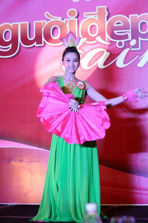 "Tôi thích nhất gương mặt của mình vì ai gặp cũng khen tôi xinh và hiền. Ngoài ra, tôi cũng thích làn da của tôi. Nhưng trên hết, tôi nghĩ tôi là cô gái có tấm lòng nhân ái, vị tha." "Tôi thích nhất gương mặt của mình vì ai gặp cũng khen tôi xinh và hiền. Ngoài ra, tôi cũng thích làn da của tôi. Nhưng trên hết, tôi nghĩ tôi là cô gái có tấm lòng nhân ái, vị tha."