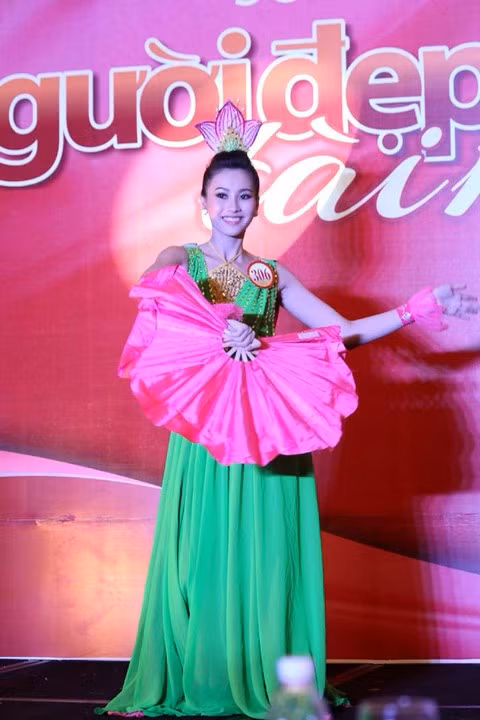 "Tôi thích nhất gương mặt của mình vì ai gặp cũng khen tôi xinh và hiền. Ngoài ra, tôi cũng thích làn da của tôi. Nhưng trên hết, tôi nghĩ tôi là cô gái có tấm lòng nhân ái, vị tha."