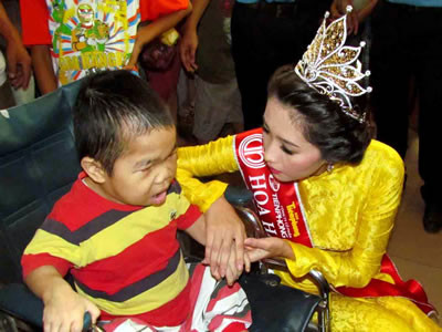 "Tôi sẽ không tham gia giới showbiz nhưng muốn thiết lập quan hệ tốt với các cá nhân và doanh nghiệp để có thể phát động nhiều chương trình từ thiện. Với tôi, trở thành hoa hậu để luôn cố gắng hoàn thiện trong mắt công chúng”. "Tôi sẽ không tham gia giới showbiz nhưng muốn thiết lập quan hệ tốt với các cá nhân và doanh nghiệp để có thể phát động nhiều chương trình từ thiện. Với tôi, trở thành hoa hậu để luôn cố gắng hoàn thiện trong mắt công chúng”.