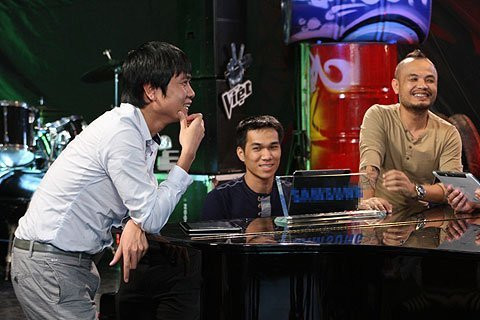 Cả HLV và ban cố vấn đều hăng say chỉ dẫn cho các thí sinh Cả HLV và ban cố vấn đều hăng say chỉ dẫn cho các thí sinh