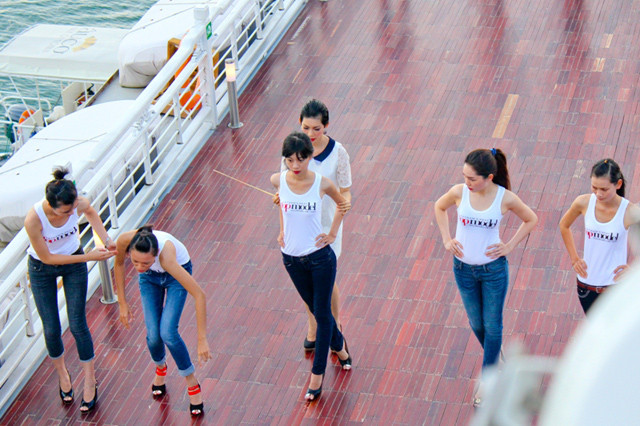 "Cô giáo" Xuân Lan đang dạy thí sinh cách đi bước chéo chân "Cô giáo" Xuân Lan đang dạy thí sinh cách đi bước chéo chân