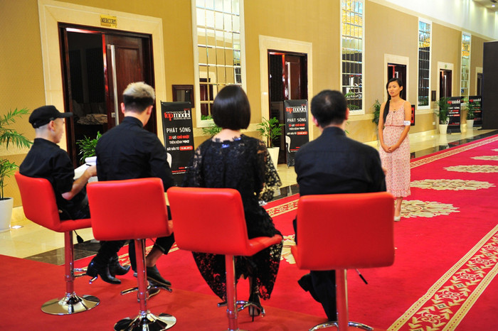 Thiên Trang chật vật vượt qua vòng đầu tiên và tỏ ra khá lúng túng ở vòng thi phỏng vấn. Thiên Trang chật vật vượt qua vòng đầu tiên và tỏ ra khá lúng túng ở vòng thi phỏng vấn.