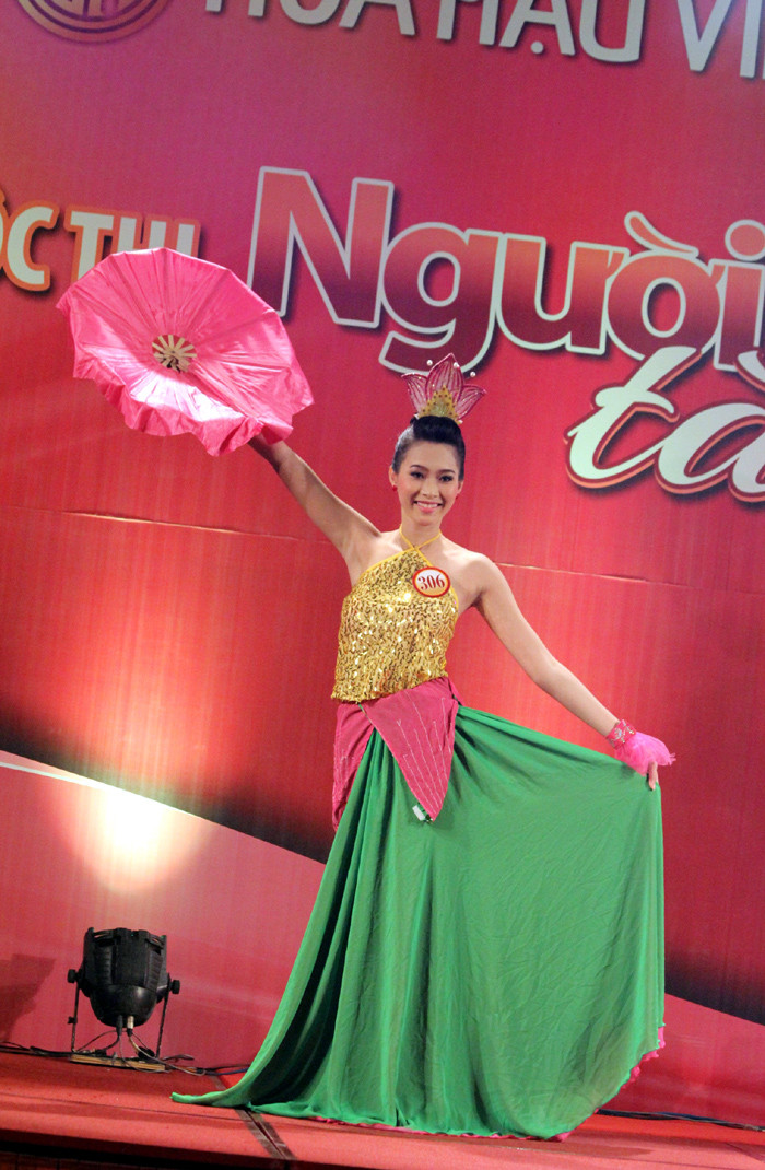 "Việc đăng quang trong đêm chung kết khiến tôi vô cùng bất ngờ, vì hai bạn đứng kế tôi cũng vô cùng tỏa sáng và trả lời ứng xử rất hay. Tôi quên mất mình đang đứng trước hàng nghìn khán giả và cảm xúc lúc đó là đang nghĩ về cha mẹ tôi, quê hương tôi. Theo phản xạ tự nhiên, tôi đi quanh sân khấu chào khán giả mà trong đầu thì cứ miên man: "Có phải tôi đã trở thành Hoa hậu Việt Nam?" "Việc đăng quang trong đêm chung kết khiến tôi vô cùng bất ngờ, vì hai bạn đứng kế tôi cũng vô cùng tỏa sáng và trả lời ứng xử rất hay. Tôi quên mất mình đang đứng trước hàng nghìn khán giả và cảm xúc lúc đó là đang nghĩ về cha mẹ tôi, quê hương tôi. Theo phản xạ tự nhiên, tôi đi quanh sân khấu chào khán giả mà trong đầu thì cứ miên man: "Có phải tôi đã trở thành Hoa hậu Việt Nam?"