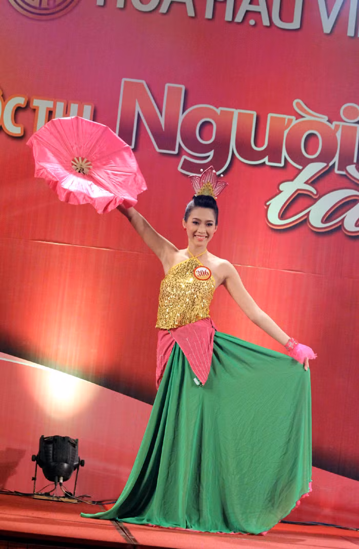 "Việc đăng quang trong đêm chung kết khiến tôi vô cùng bất ngờ, vì hai bạn đứng kế tôi cũng vô cùng tỏa sáng và trả lời ứng xử rất hay. Tôi quên mất mình đang đứng trước hàng nghìn khán giả và cảm xúc lúc đó là đang nghĩ về cha mẹ tôi, quê hương tôi. Theo phản xạ tự nhiên, tôi đi quanh sân khấu chào khán giả mà trong đầu thì cứ miên man: "Có phải tôi đã trở thành Hoa hậu Việt Nam?"