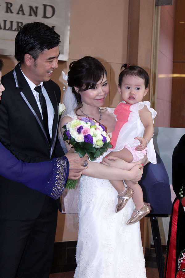 Dù đang mặc soire nhưng cô dâu vẫn không ngại bế con của một người bạn Dù đang mặc soire nhưng cô dâu vẫn không ngại bế con của một người bạn